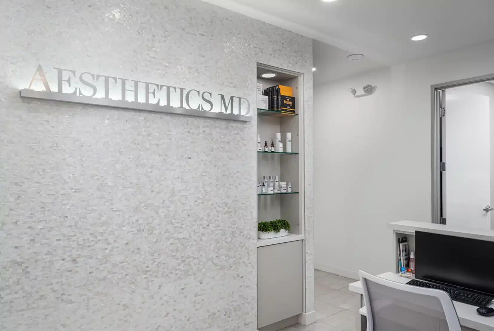 5 reasons morpheus8 Morpheus8 logo with model woman smiling.